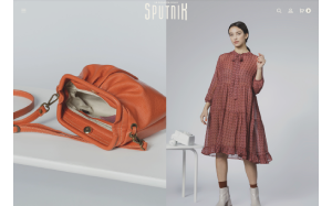 Visita lo shopping online di La Ragazza dello Sputnik